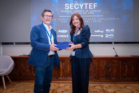 Antonio López recogiendo el premio de manos de Susana Rodríguez.